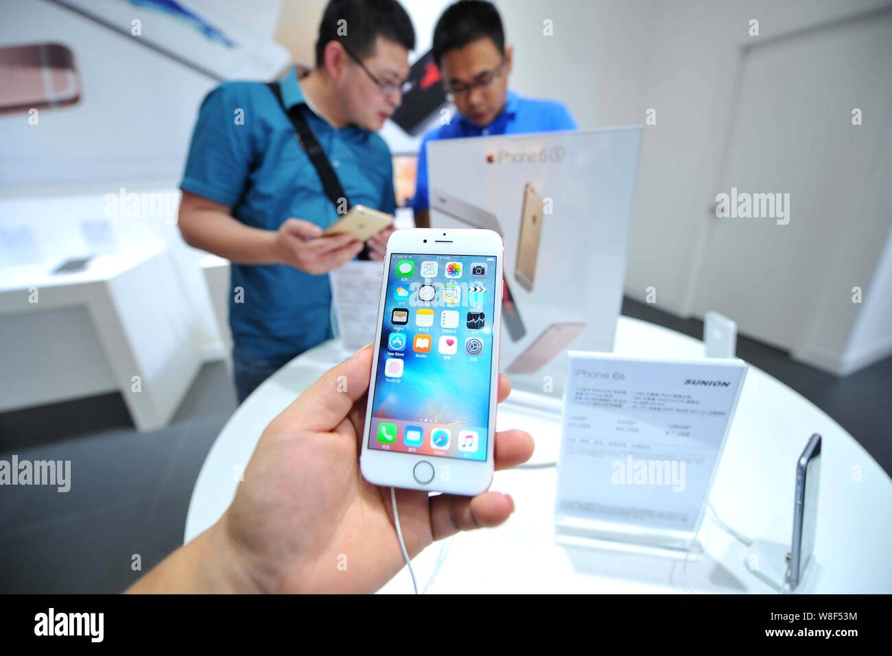 A customer tries out an iPhone 6s smartphone at an Apple store in Xining  city, south China's Guangxi Zhuang Autonomous Region, 25 September 2015. En  Stock Photo - Alamy