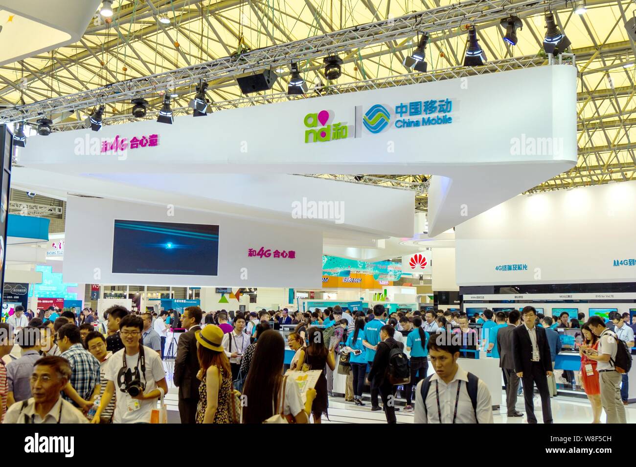 Visitors crowd the stand of China Mobile during the GSMA Mobile World Congress 2015 in Shanghai, China, 15 July 2015. Stock Photo