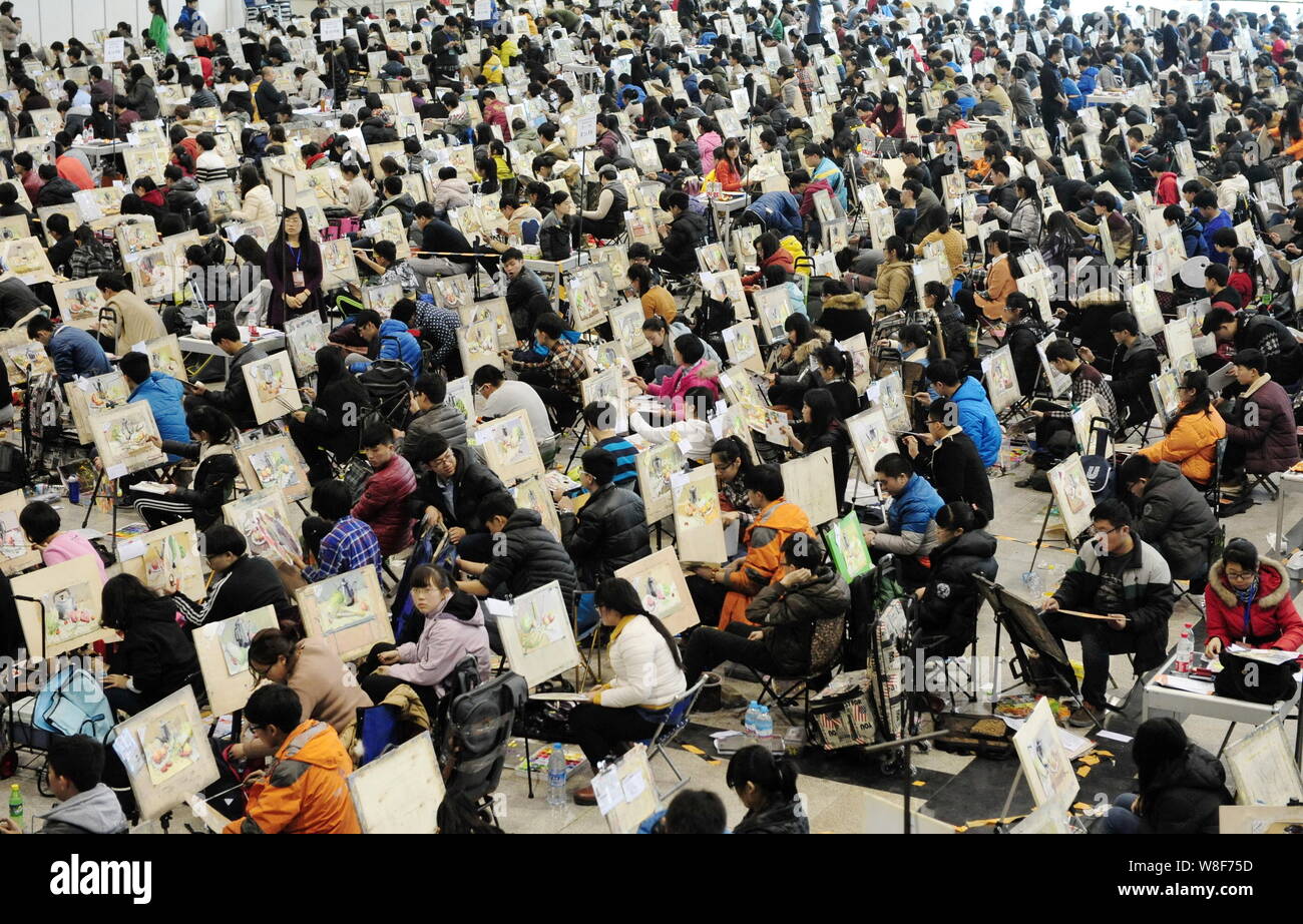 Chinese candidates are drawing as they take part in the entrance examination for art academies in Shandong University of Art & Design at Ji'nan Shunge Stock Photo