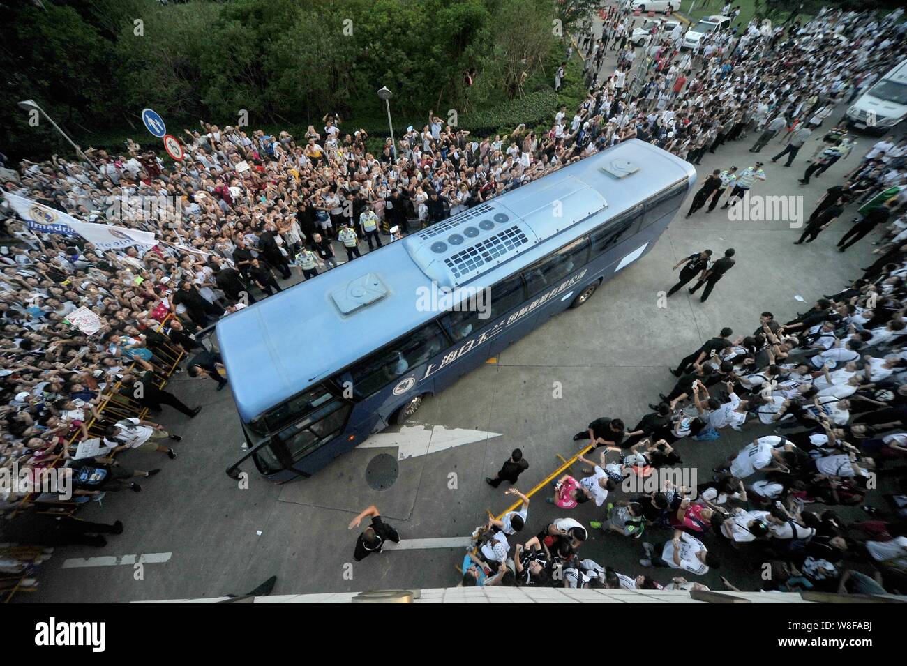 A Crowd Of Football Fans Watch The Arrival Of A Bus Carrying Players Of Real Madrid Before A Friendly Soccer Match Between Real Madrid And Ac Milan At Stock Photo Alamy