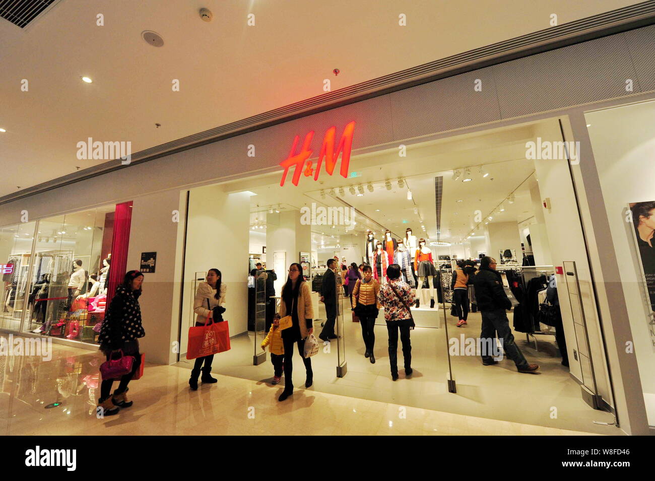 FILE--Customers enter or leave a store of H&M at a shopping mall in Luoyang  city, central China's Henan province, 30 November 2013. Foreign direct  Stock Photo - Alamy