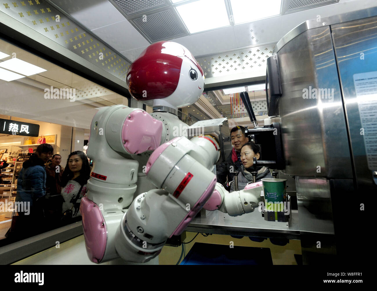 A robot makes ice cream in a kiosk at a shopping mall in Shenyang city,  northeast China's Liaoning province, 4 January 2015. Eating ice cream in  the Stock Photo - Alamy