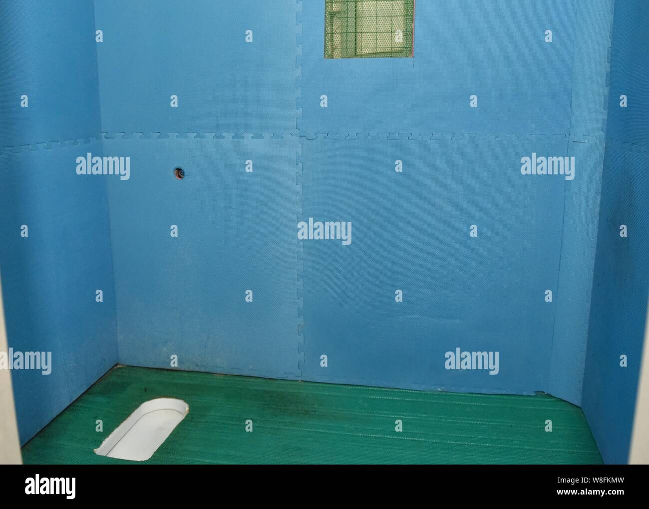View of a padded toilet at a holding center for corrupt officials in Ziyang city, southwest China's Sichuan province, 10 December 2015.   Padded cells Stock Photo