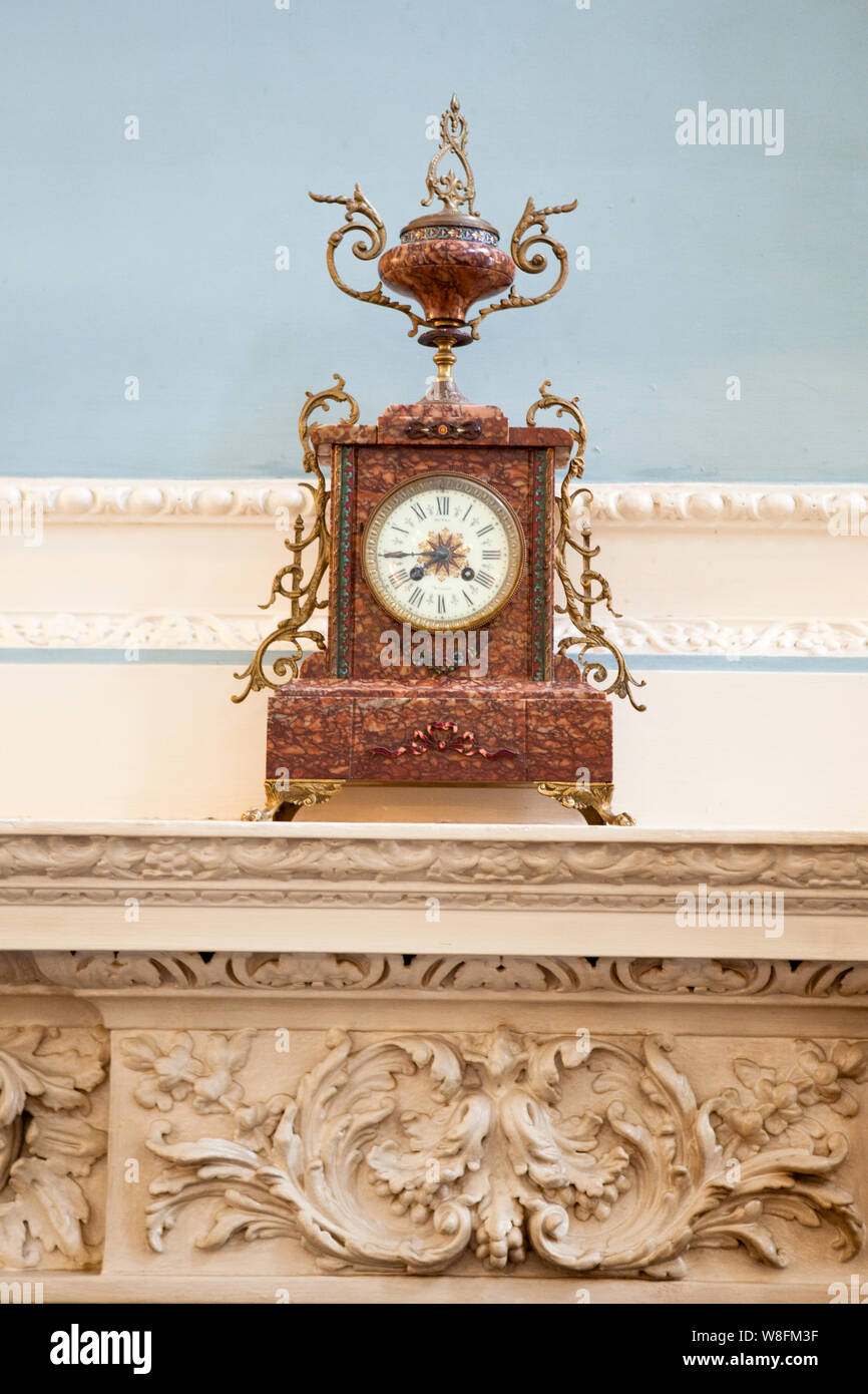 Mantle piece clock hi-res stock photography and images - Alamy