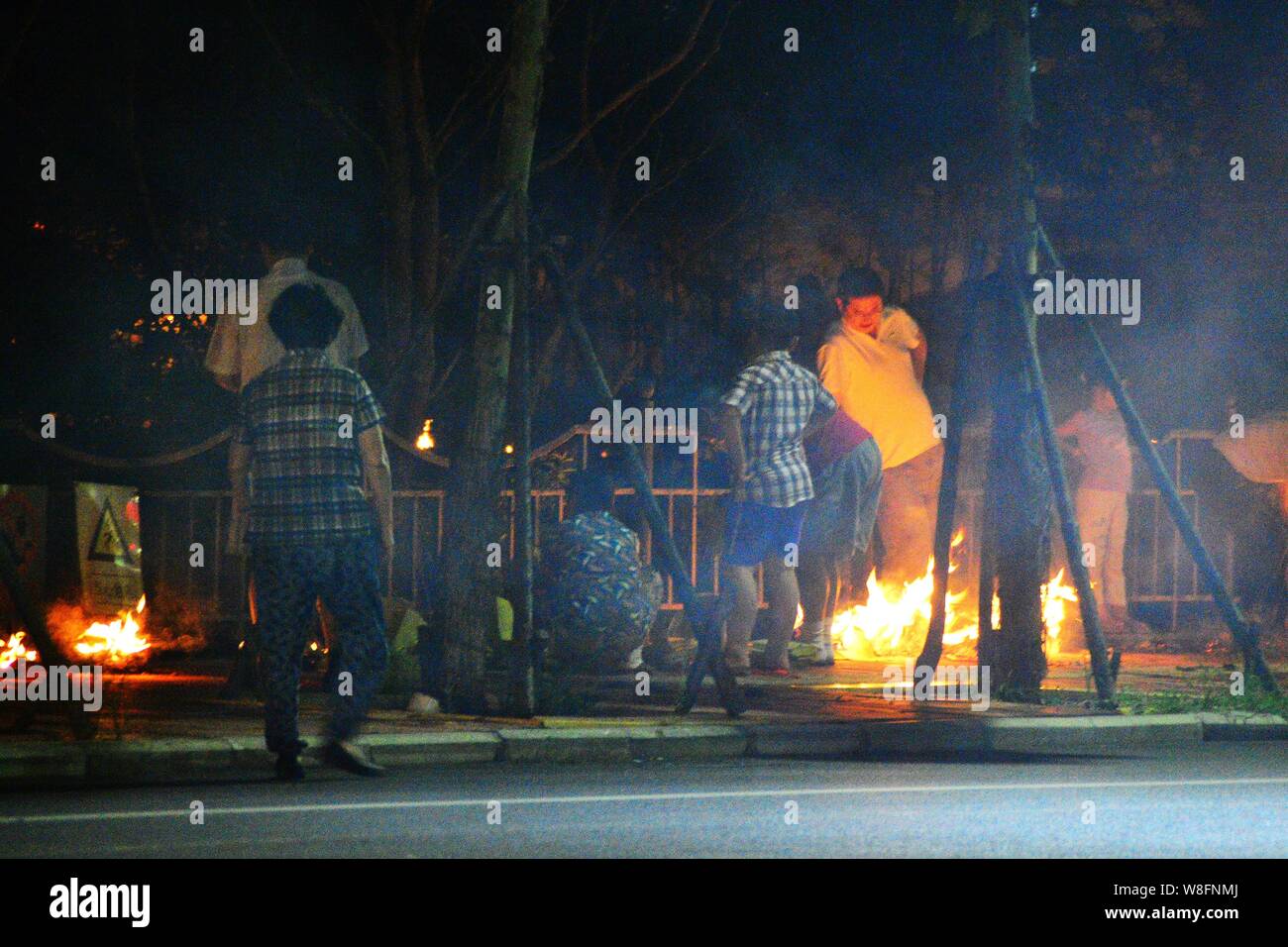 Burning paper china hi-res stock photography and images - Alamy