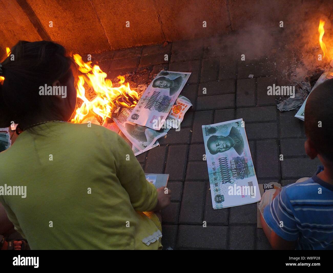 Joss paper money hi-res stock photography and images - Alamy