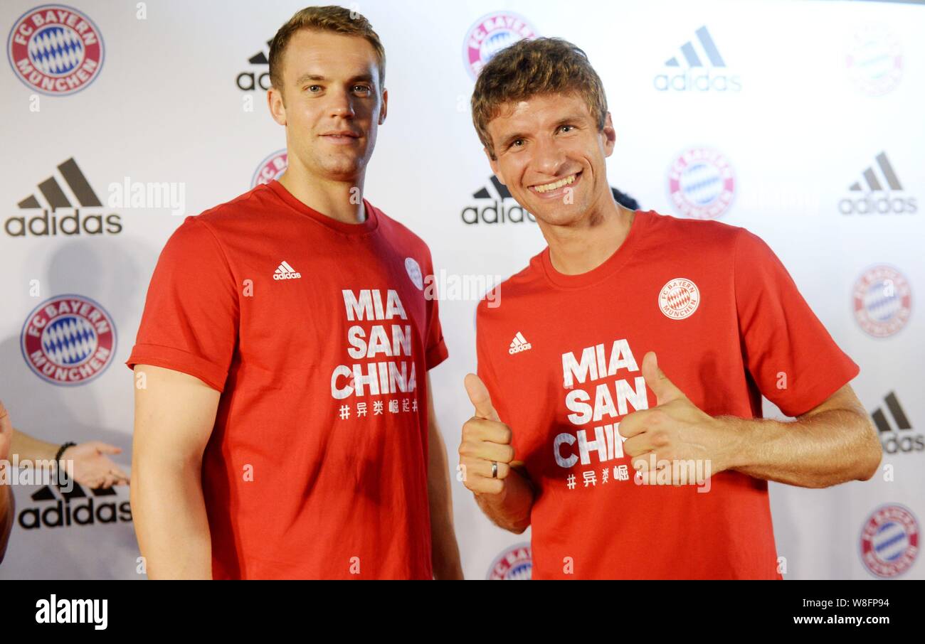 Faktisk foragte Kilimanjaro Thomas Mueller, right, and Manuel Neuer of Bayern Munich pose at a  promotional event by Adidas in Guangzhou ctiy, south China's Guangdong  province, 22 Stock Photo - Alamy