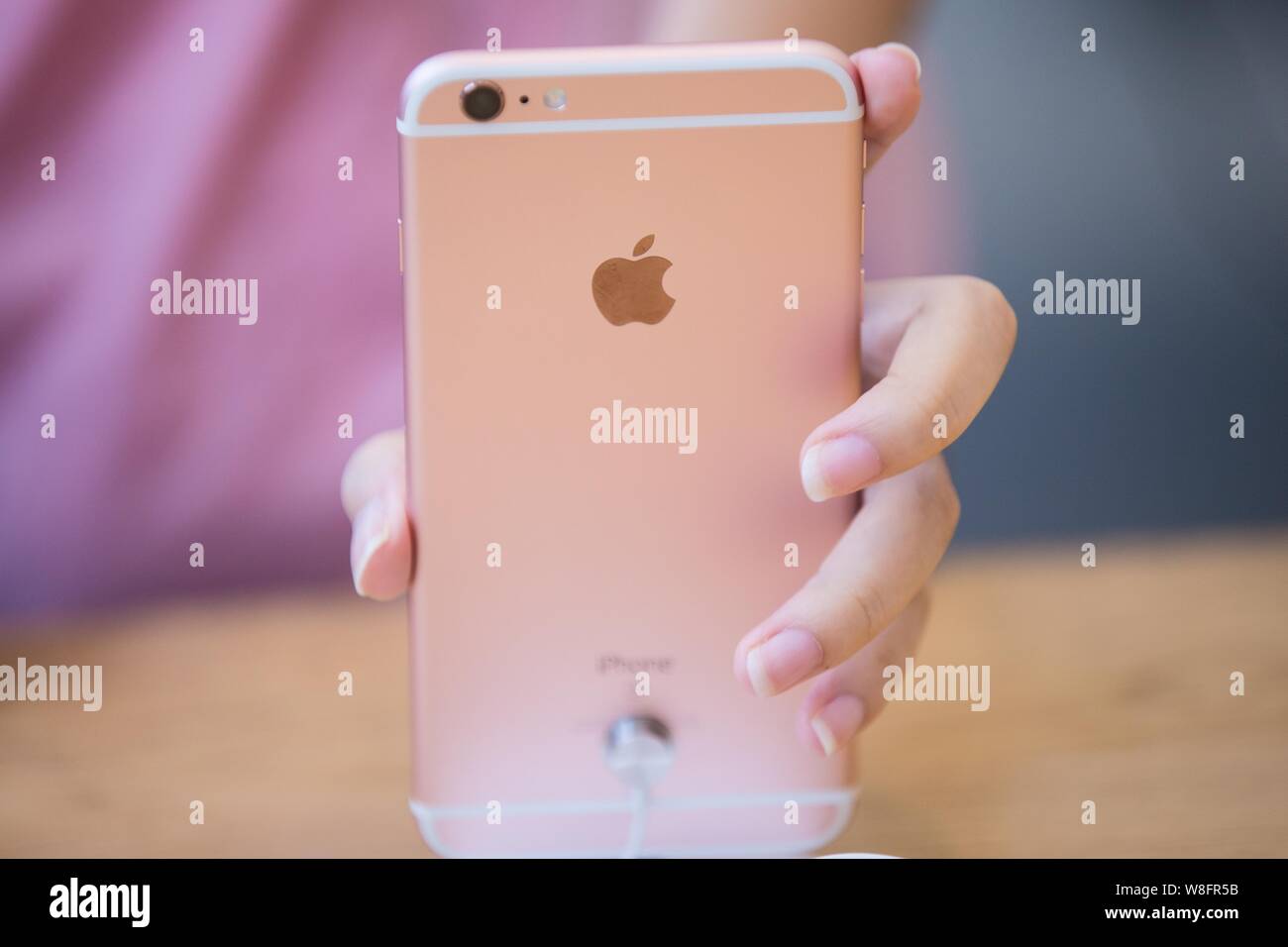 A customer tries out a rose gold iPhone 6s Plus smartphone at the Apple  Store near the West Lake in Hangzhou city, east China's Zhejiang province,  25 Stock Photo - Alamy