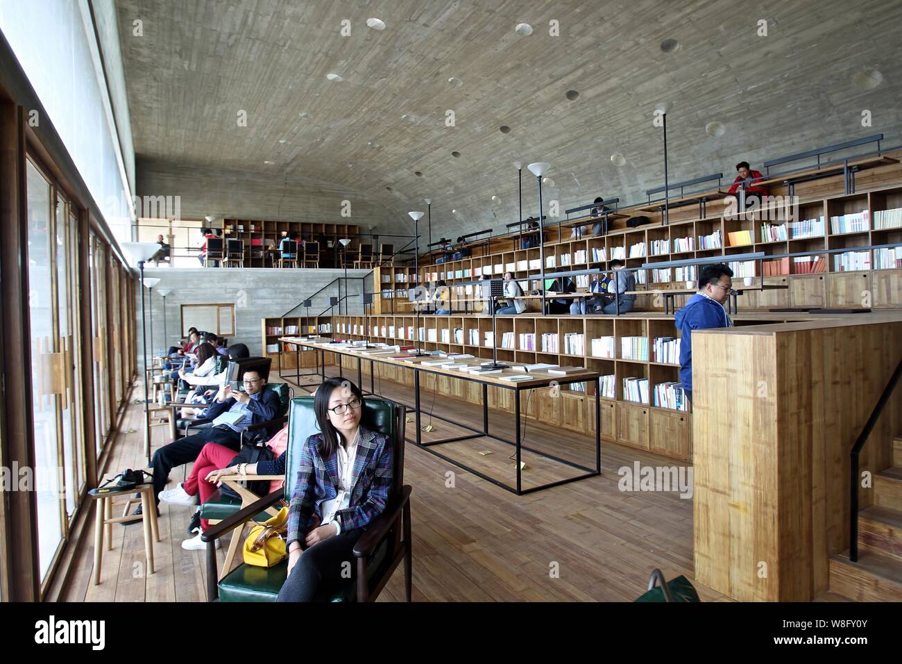 Readers are seen at an isolated library that lies hundreds of meters away from the Beidaihe beach resort in Qinhuangdao city, north China¯s Hebei prov Stock Photo