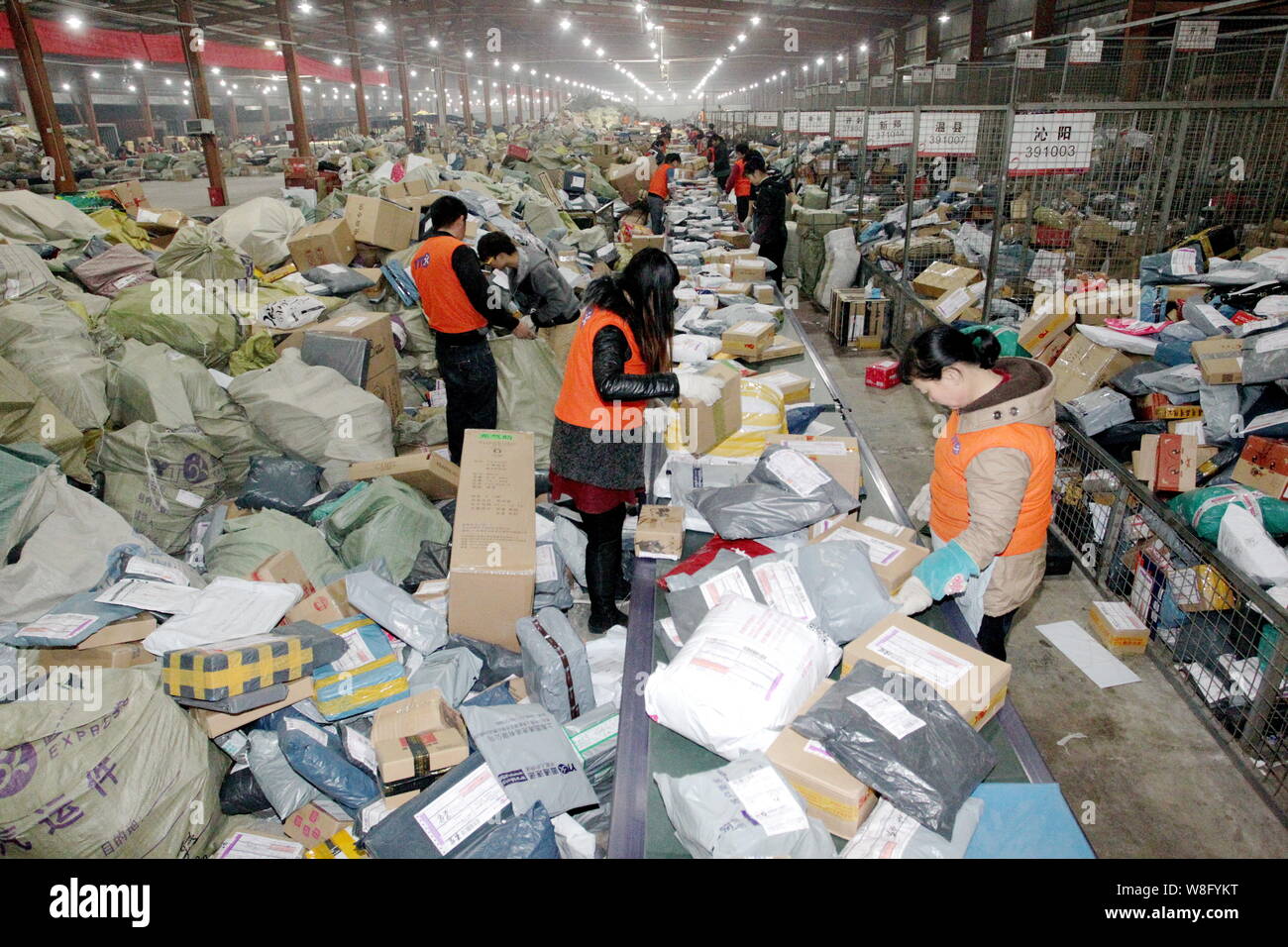 Central distribution center hires stock photography and images Alamy