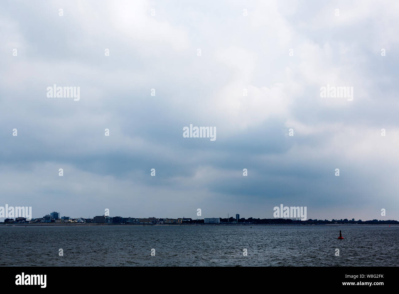 Norderney, Weststrand bei der Anfahrt von Norddeich unter Regenwolken Stock Photo