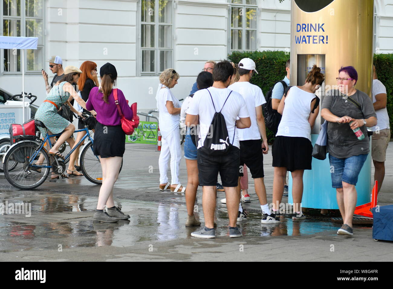 Vienna, Austria. 09th August 2019. Heatwave in the east of Austria. Temperatures of up to 37 degrees Celsius are expected in Vienna. People get drinking water at a public fountain in Vienna. Credit: Franz Perc/Alamy Live News Stock Photo
