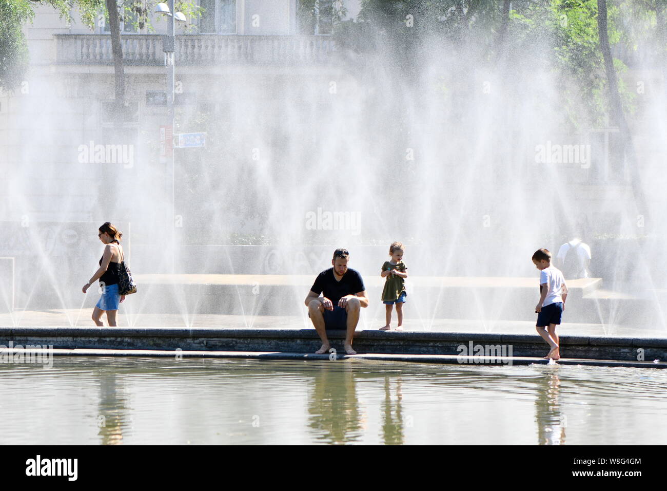 Vienna, Austria. 09th August 2019. Heatwave in the east of Austria. Temperatures of up to 37 degrees Celsius are expected in Vienna. At the 'Resselpark' in Vienna, a spray gives much needed cooling. Credit: Franz Perc/Alamy Live News Stock Photo