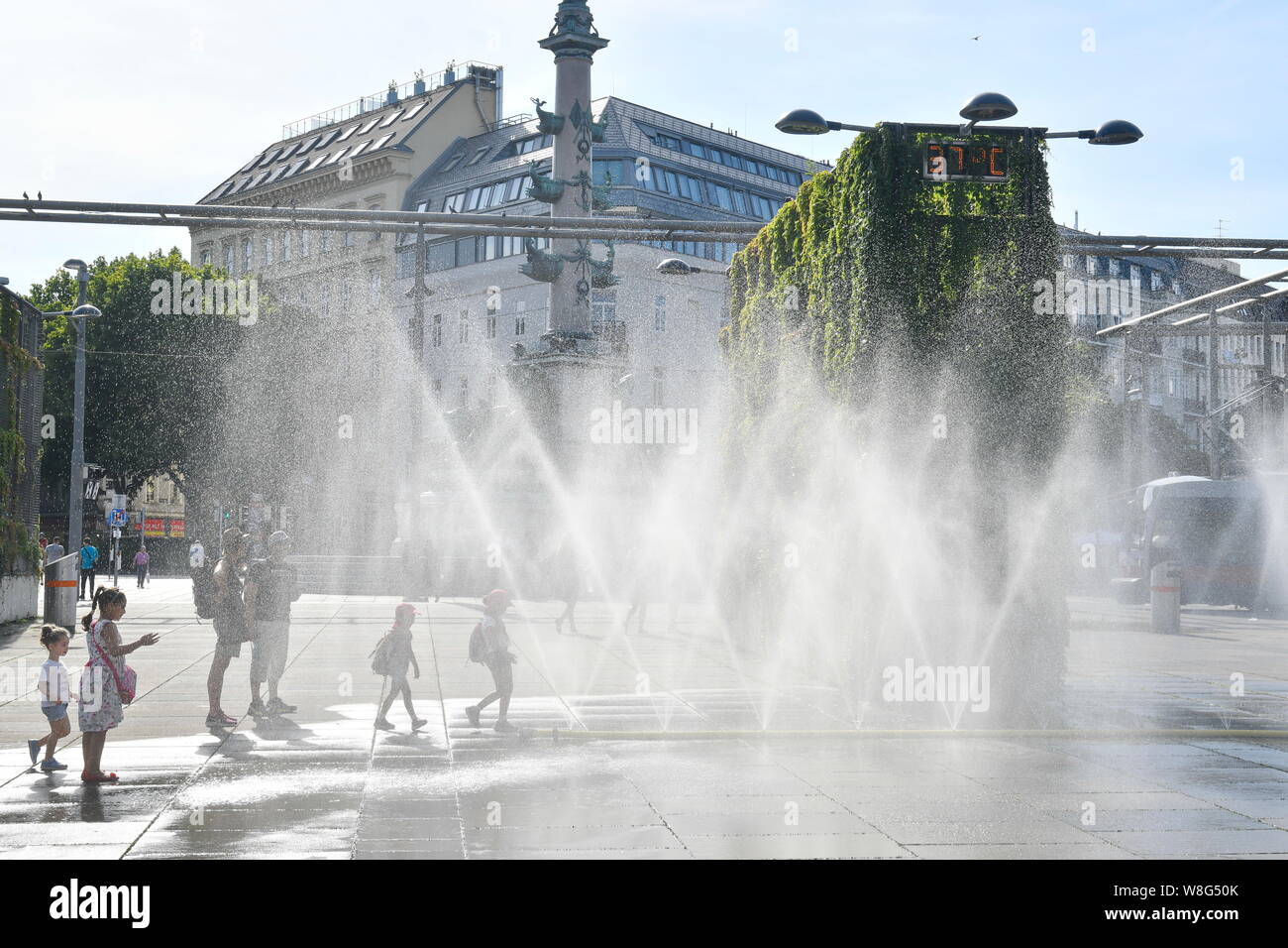 Vienna, Austria. 09th August 2019. Heatwave in the east of Austria. Temperatures of up to 37 degrees Celsius are expected in Vienna. At the 'Praterstern' in Vienna, a spray gives much needed cooling. Credit: Franz Perc/Alamy Live News Stock Photo