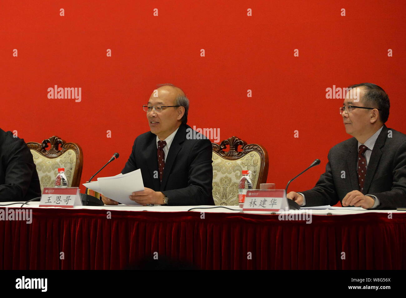 Wang En'ge, left, and Lin Jianhua, respectively former and newly-appointed President of Peking University, attend a meeting to name Lin the 27th presi Stock Photo