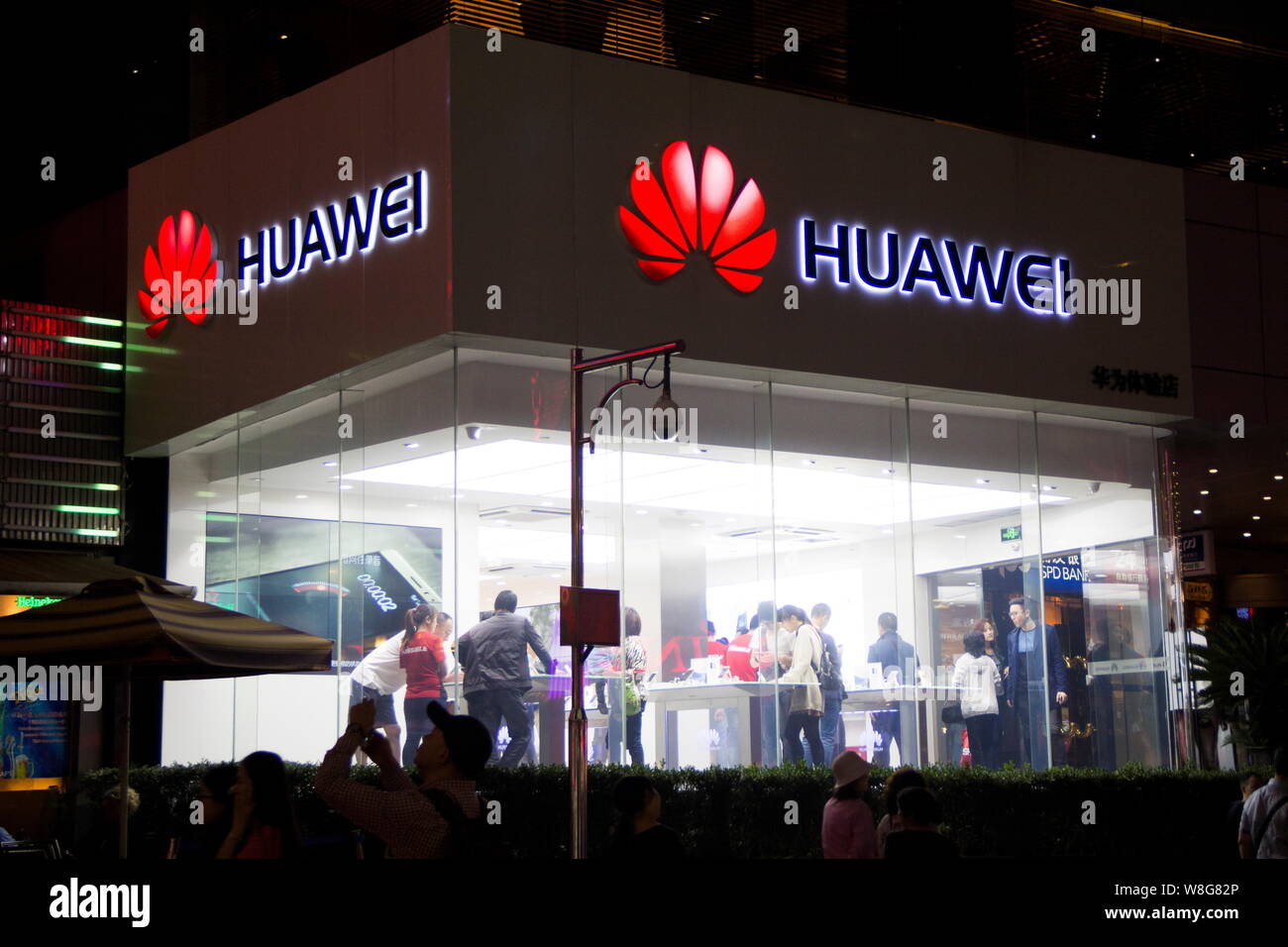 --FILE--Customers visit a store of Huawei smartphones in Shanghai, China, 9 October 2015.    Chinese telecom giant Huawei inked a deal with Cuban tele Stock Photo
