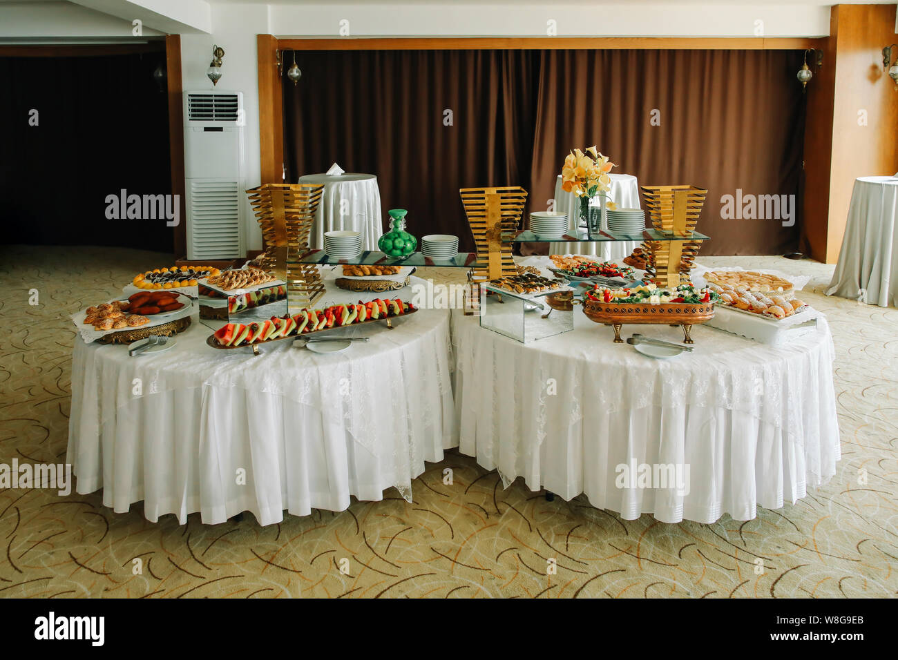 Elegant buffet table discount