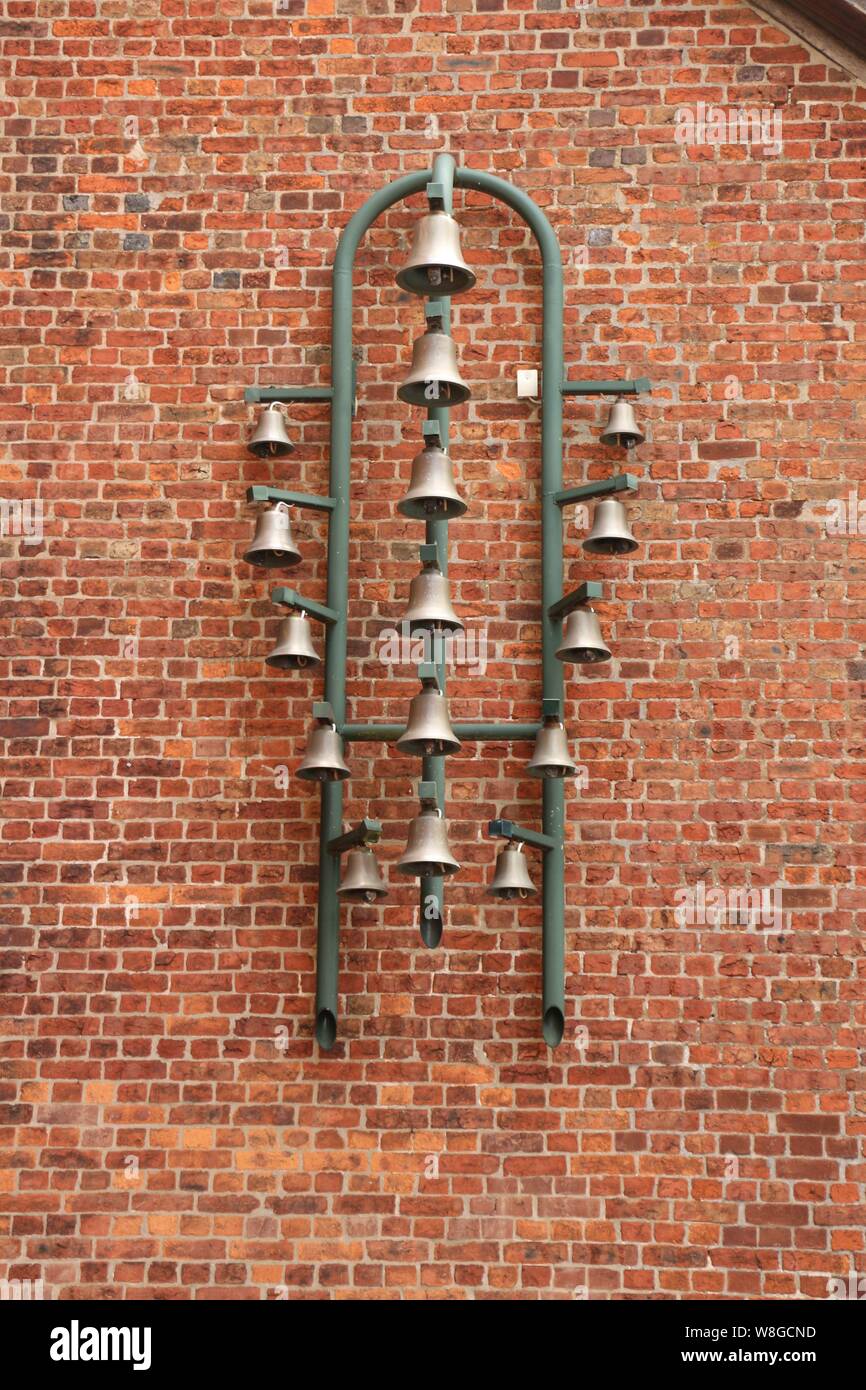 Glockenspiel an der Außenwand der evangelischen Kirche in Bad Bevensen