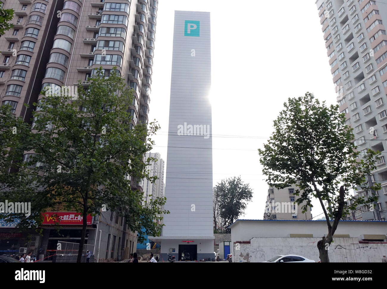 Exterior view of the 48-meter-tall car parking building in Zhengzhou city,  central China's Henan province, 13 July 2015. A 48-meter-tall parking lot  Stock Photo - Alamy