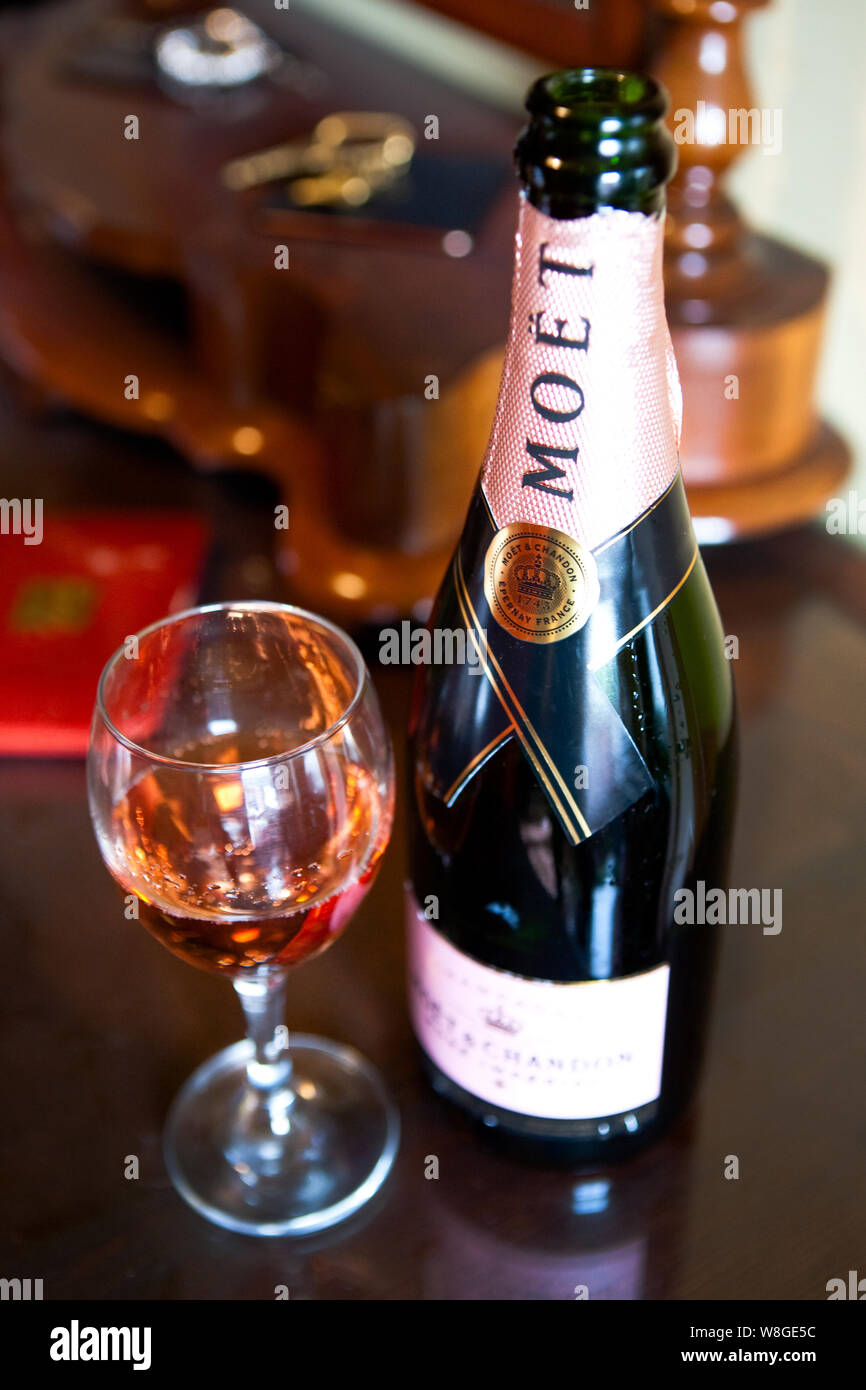 Moet & Chandon Champagne Bottle Stock Photo Alamy