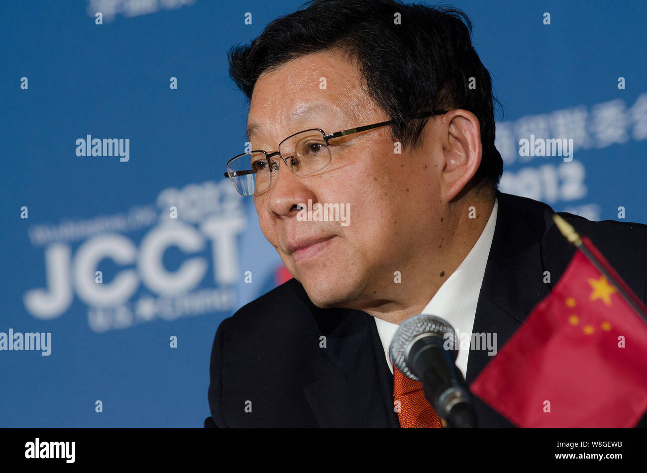 Chen deming listening hi-res stock photography and images - Alamy
