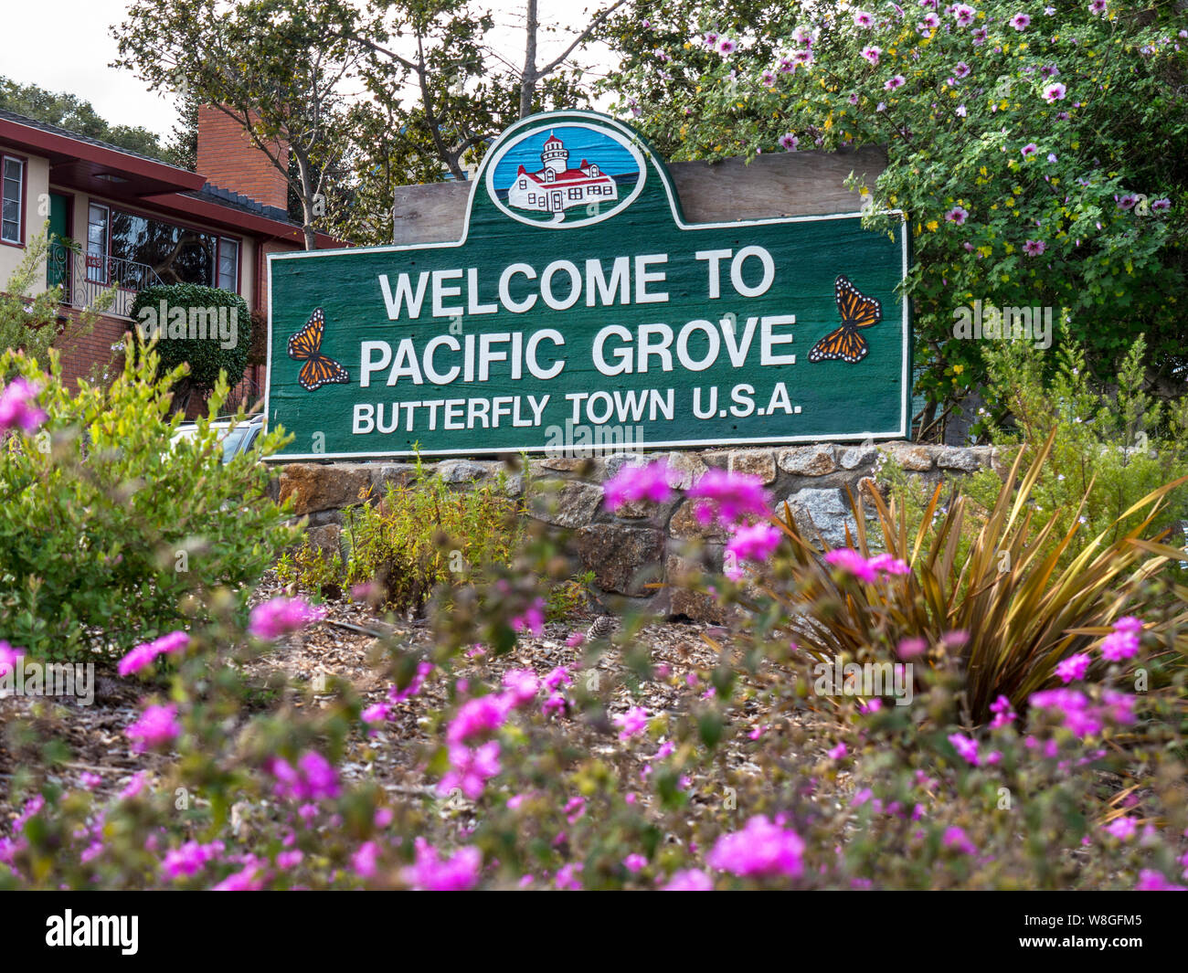 Pacific Grove Monterey USA welcome sign board for the 'Butterfly Town'  Arriving in October, Monarch butterflies cluster together on pine, cypress and eucalyptus trees in the Pacific Grove Sanctuary. Pacific Grove Museum of Natural History Monterey California USA Stock Photo