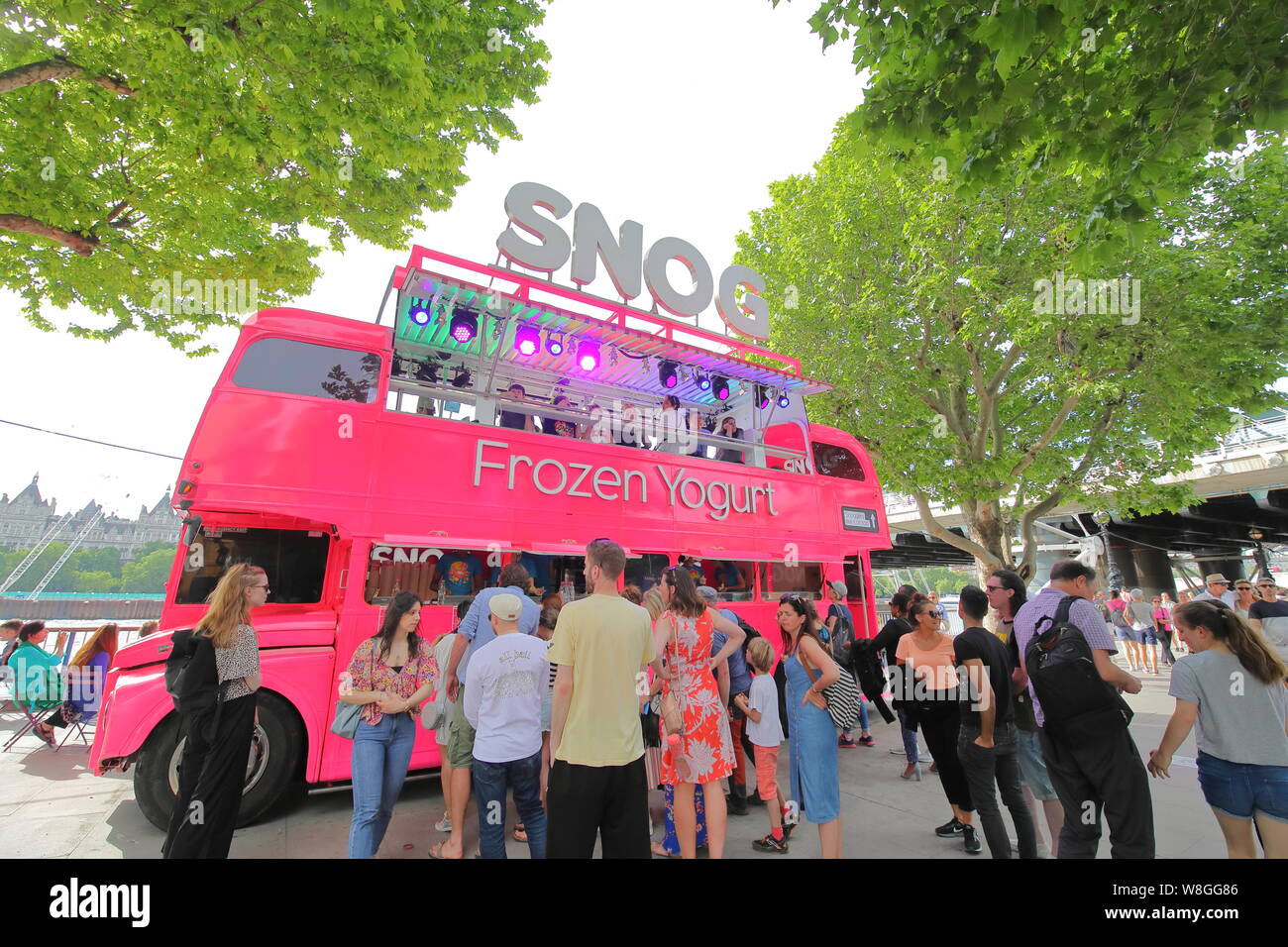 People queue at Frozen Yogurt shop Southbank London UK Stock Photo Alamy