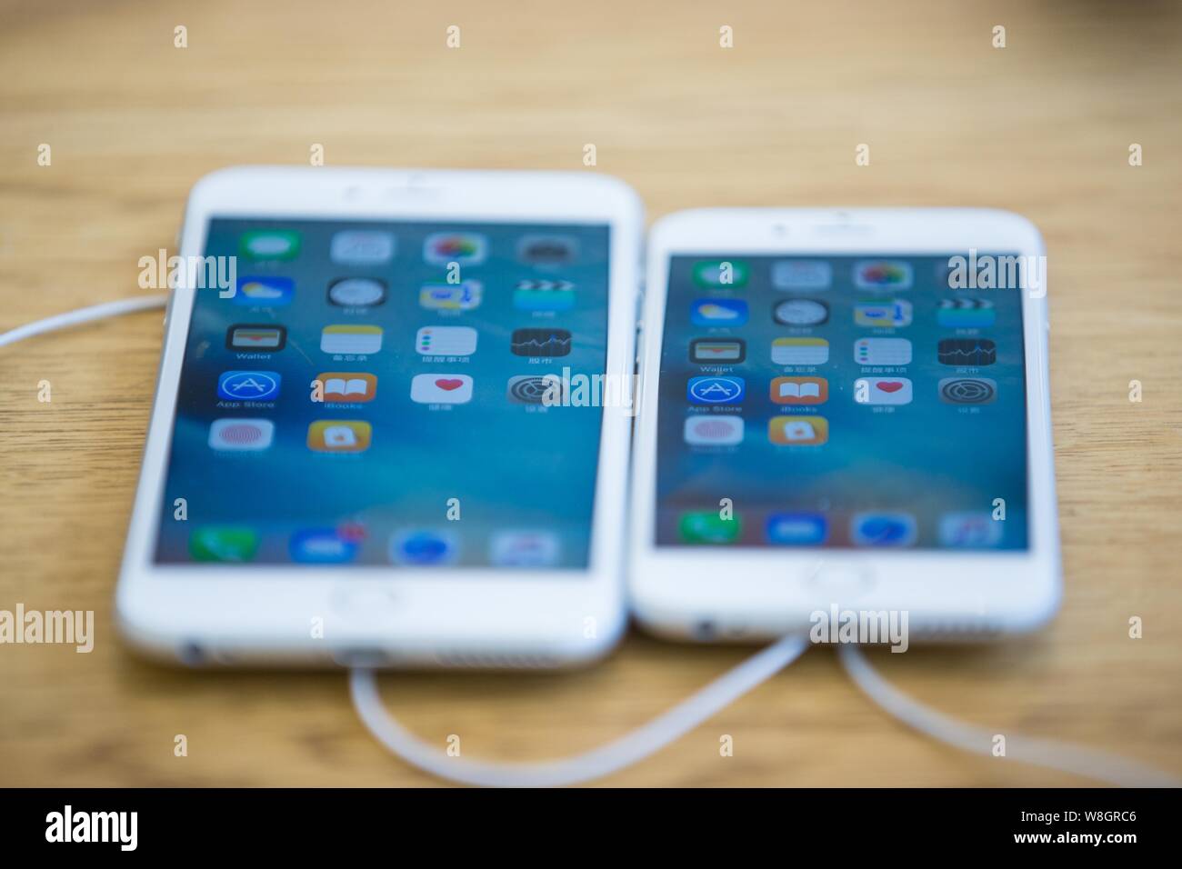 An iPhone 6s smartphone and an iPhone 6s Plus smartphone are on display at  the Apple Store near the West Lake in Hangzhou city, east China's Zhejiang  Stock Photo - Alamy