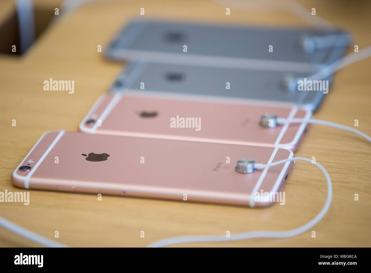 Apple's iPhone 6s smartphones and iPhone 6s Plus smartphones are on display  at the Apple Store near the West Lake in Hangzhou city, east China's Zheji  Stock Photo - Alamy