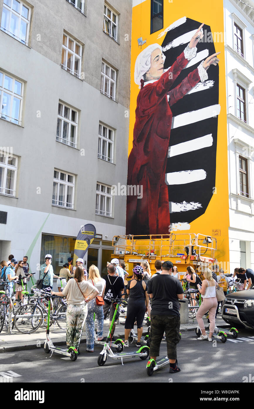 Vienna, Austria. 09th August 2019. International art festival that deals with contemporary forms of street art, graffiti and the active participation of public space. The sixth edition of Calle Libre will take place from  August 3 to  August 10, 2019. Picture shows the artist ALVARO OSKUA from Spain in Margaretenstraße in Vienna at work. Credit: Franz Perc/Alamy Live News Stock Photo