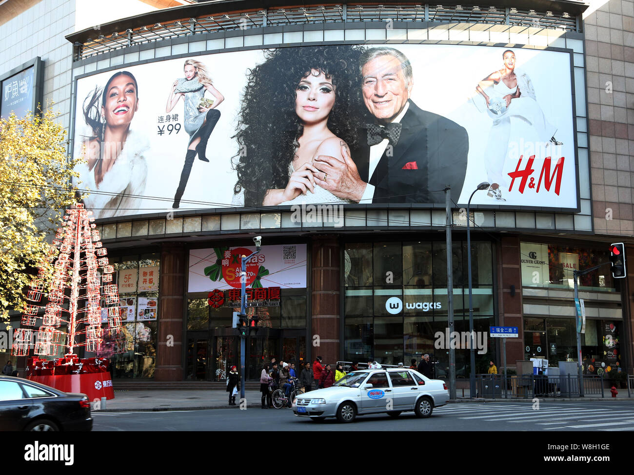 FILE--An advertisement for H&M is seen in Shanghai, China, 22 December  2014. World No.2 fashion retailer Hennes & Mauritz posted fourth-quarter pr  Stock Photo - Alamy