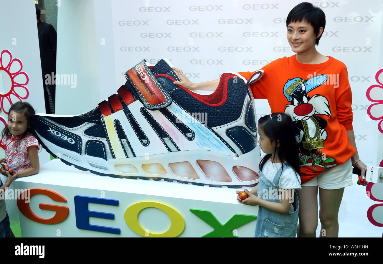 Chinese actress Sun Li, right, poses with young girls at a promotional  event for GEOX shoes in Shanghai, China, 22 May 2015 Stock Photo - Alamy