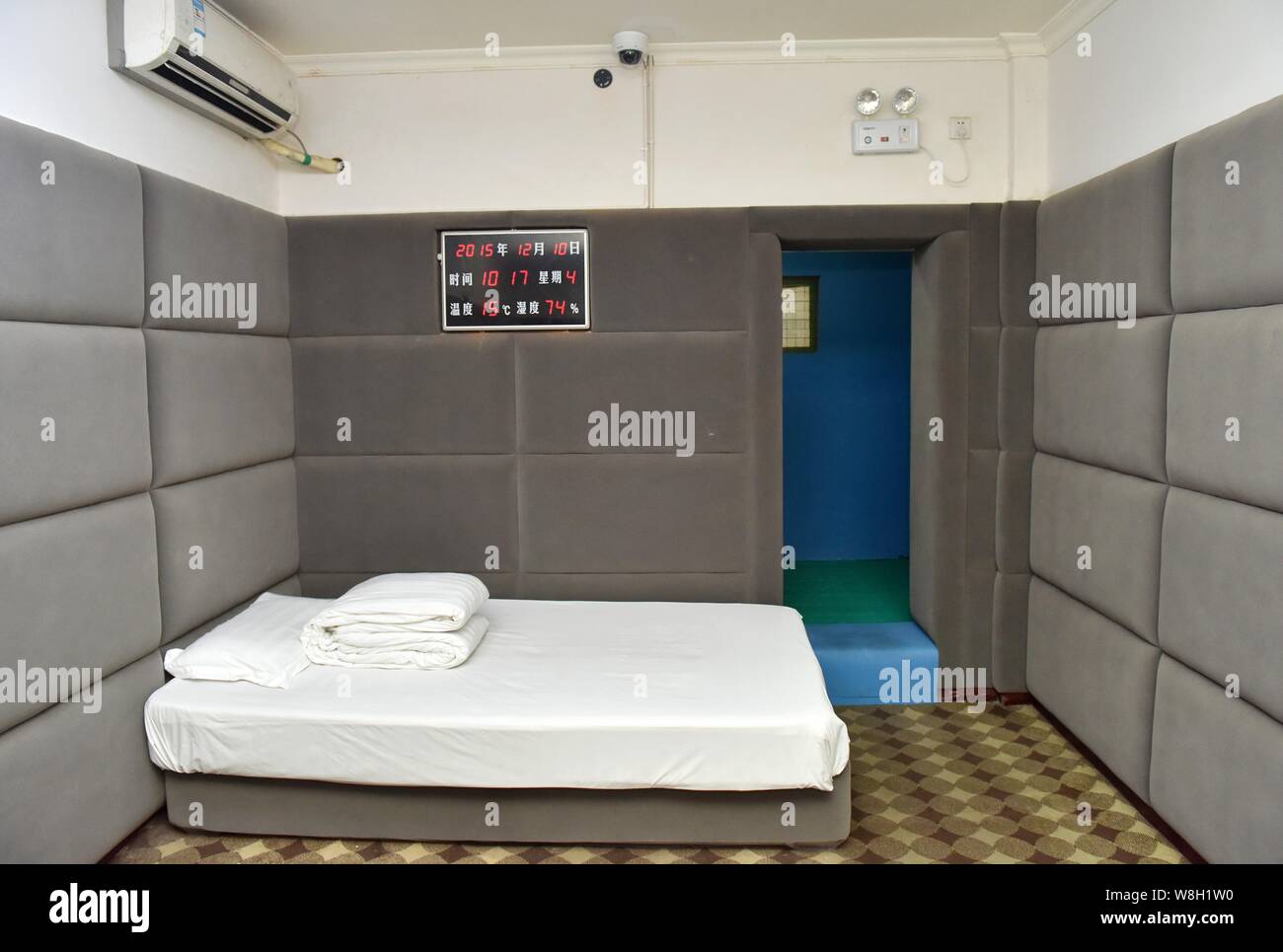 View of a padded cell at a holding center for corrupt officials in Ziyang city, southwest China's Sichuan province, 10 December 2015.   Padded cells t Stock Photo