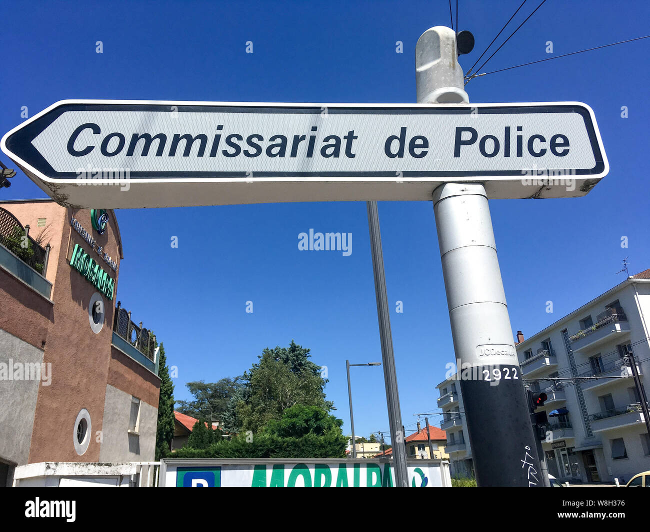 Commissariat de police de banlieue hi-res stock photography and images ...