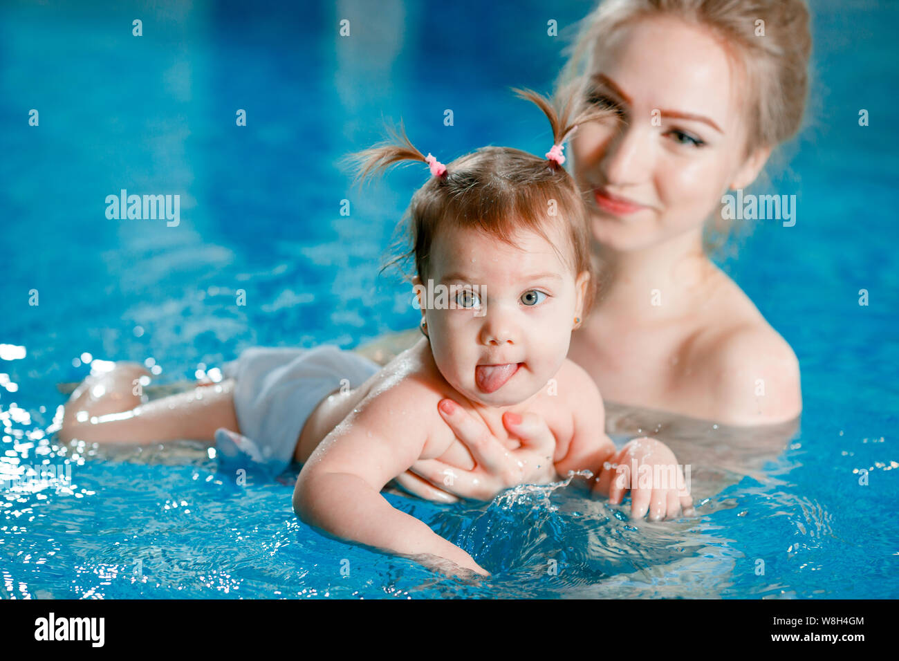 Mom and baby swim in the pool Stock Photo Alamy