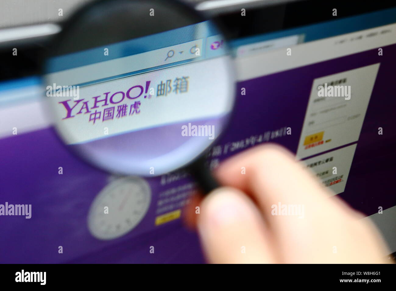 File A Netizen Browses The Chinese Website Of Us Internet Portal Yahoo In Tianjin China 19 August 13 A Crucial Deal For Yahoo Has Hit A Snag Stock Photo Alamy