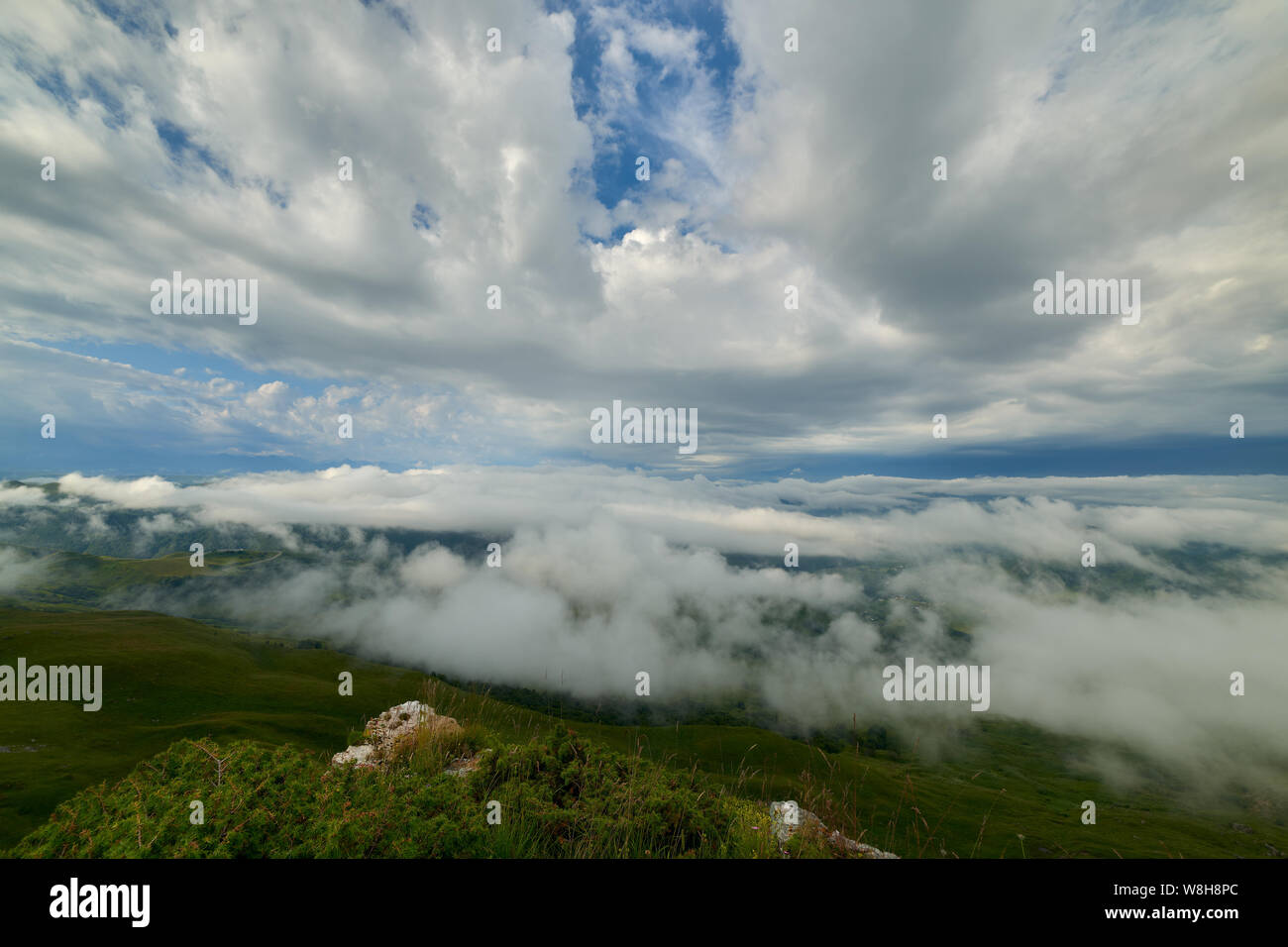 Fog silhouette mountain horizon hi-res stock photography and images - Alamy