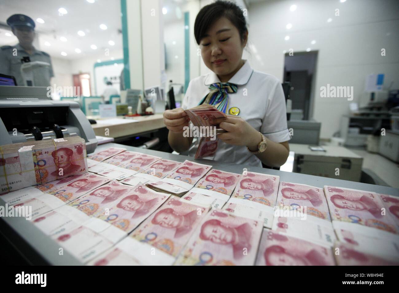 Сайт банка китая. Юань в банке. Клерки в Китае. Китайские Клерки с печатями. Китай банк девушки.