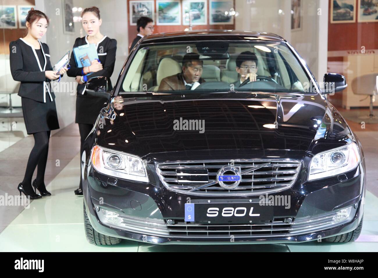 File Visitors Try Out A Volvo S80 L During An Auto Show In - 