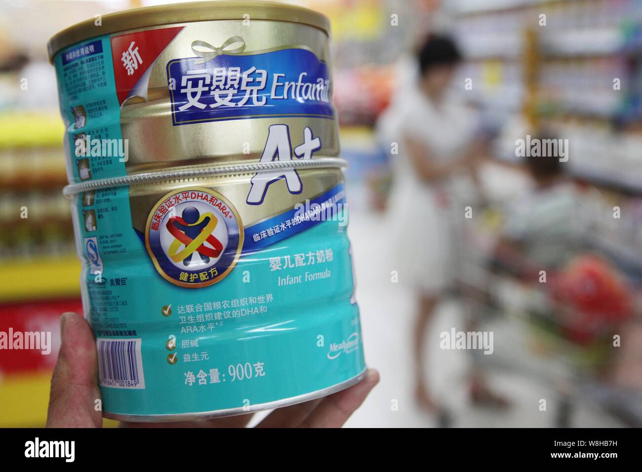 FILEA Chinese customer shops for a carton of EnfaMama milk powder of Mead Johnson Nutrition
