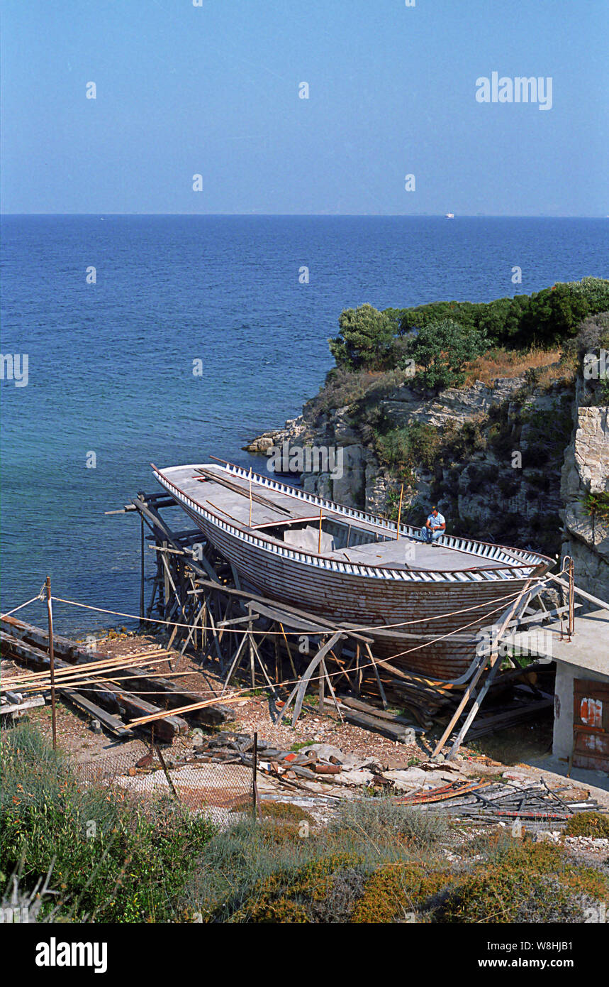 Traditional wooden boat-building, Cape Vriokastro, Liménas, Thassos, Greece, 1987: a trehantiri under construction Stock Photo