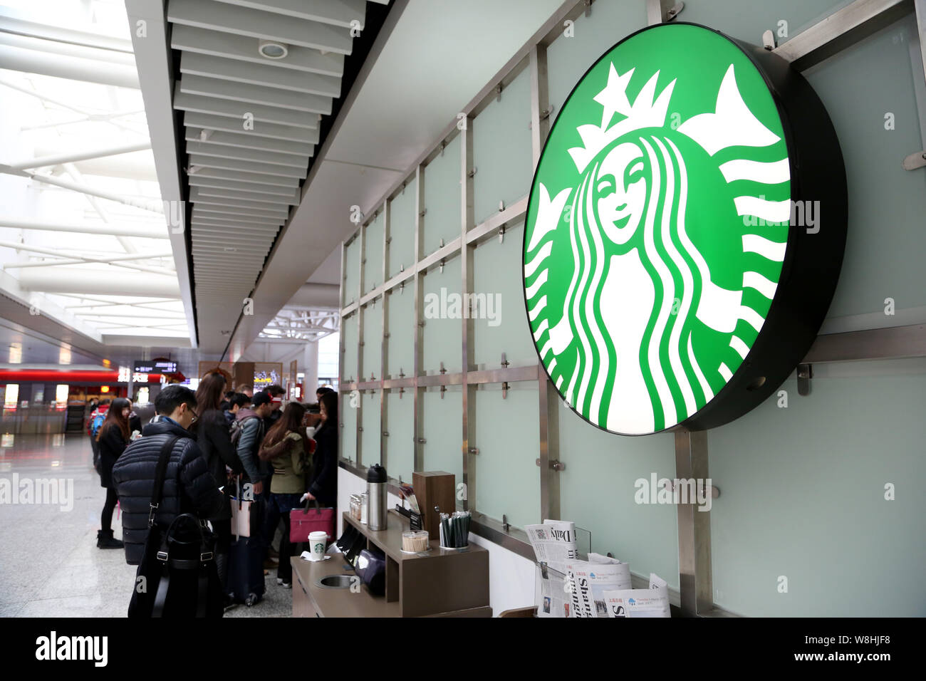--FILE--Customers are seen at a Starbucks Coffee Cafe in Shanghai, China, 6 March 2015.   Coffee is going to be big part of KFC's future£and the ambi Stock Photo