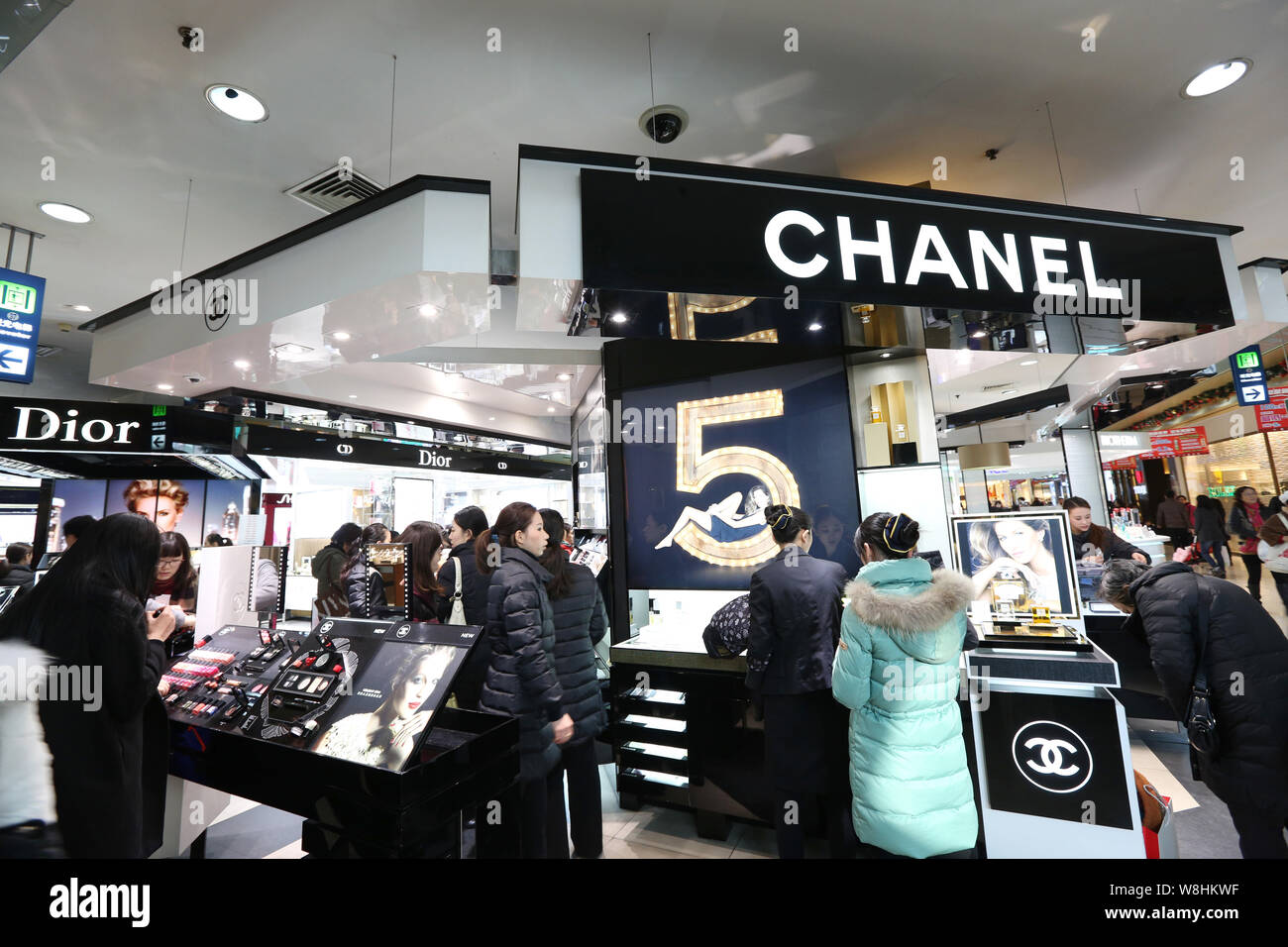 Facade chanel store shop in hi-res stock photography and images - Alamy
