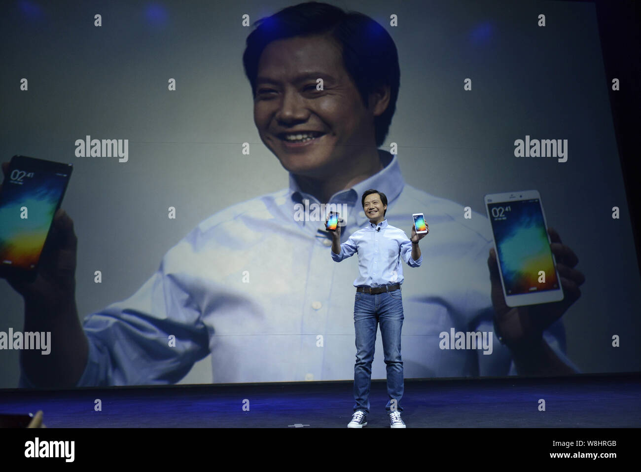 Lei Jun, Chairman and CEO of Xiaomi Technology and Chairman of Kingsoft  Corp., shows Xiaomi Note smartphones at a launch event for the phone and  other Stock Photo - Alamy