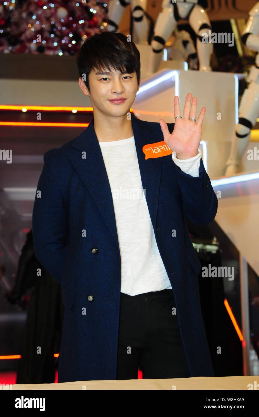 South Korean singer and actor Seo In-guk attends a Christmas light-up  ceremony to promote the movie "Star Wars: The Force Awakens" at iapm Mall  in Sha Stock Photo - Alamy