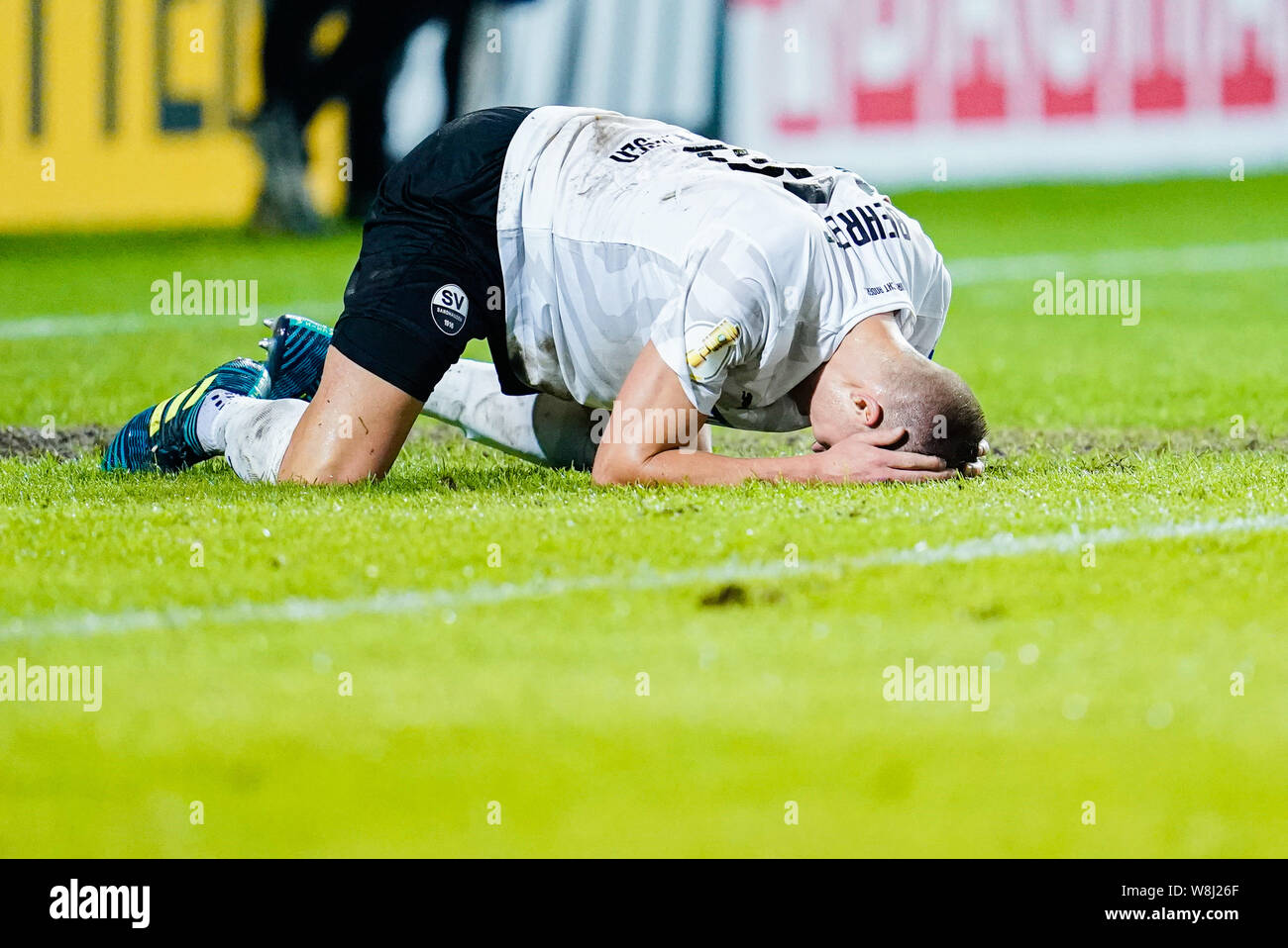 Sandhausen, Germany. 09th Aug, 2019. Soccer: DFB Cup, SV Sandhausen - Borussia Mönchengladbach, 1st round, in Hardtwaldstadion. Sandhausens Kevin Behrens kneels on the pitch. Credit: Uwe Anspach/dpa - IMPORTANT NOTE: In accordance with the requirements of the DFL Deutsche Fußball Liga or the DFB Deutscher Fußball-Bund, it is prohibited to use or have used photographs taken in the stadium and/or the match in the form of sequence images and/or video-like photo sequences./dpa/Alamy Live News Stock Photo