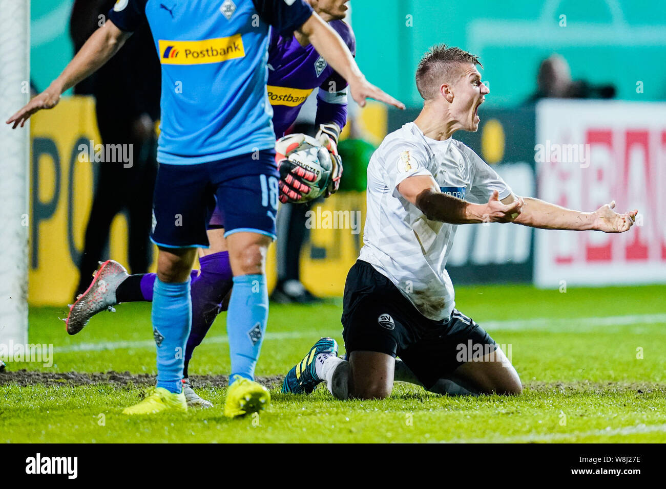 Sandhausen, Germany. 09th Aug, 2019. Soccer: DFB Cup, SV Sandhausen - Borussia Mönchengladbach, 1st round, in Hardtwaldstadion. Sandhausens Kevin Behrens gesticulated. Credit: Uwe Anspach/dpa - IMPORTANT NOTE: In accordance with the requirements of the DFL Deutsche Fußball Liga or the DFB Deutscher Fußball-Bund, it is prohibited to use or have used photographs taken in the stadium and/or the match in the form of sequence images and/or video-like photo sequences./dpa/Alamy Live News Stock Photo