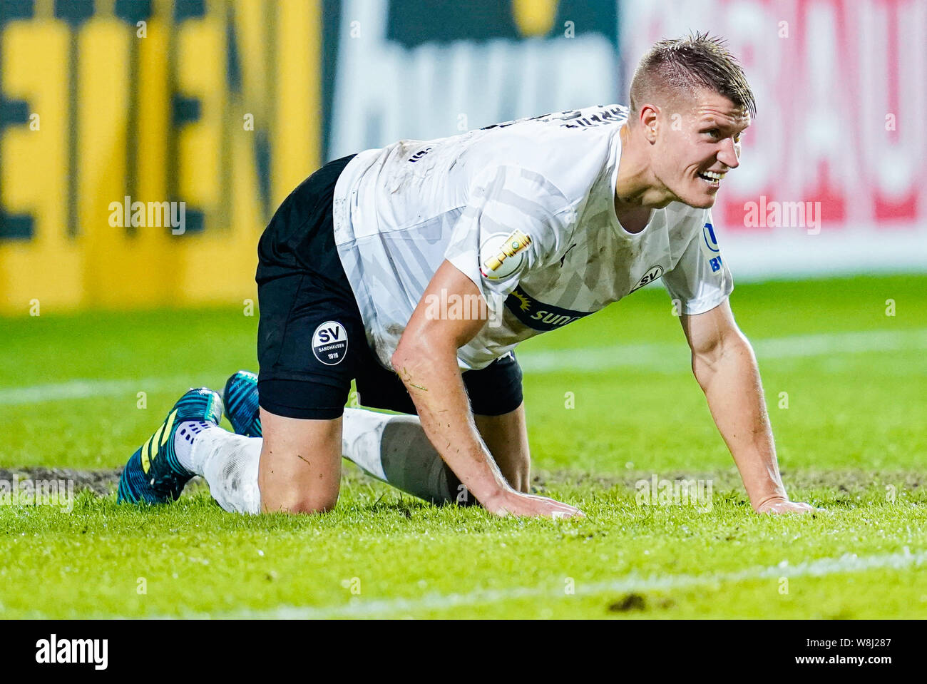 Sandhausen, Germany. 09th Aug, 2019. Soccer: DFB Cup, SV Sandhausen - Borussia Mönchengladbach, 1st round, in Hardtwaldstadion. Sandhausens Kevin Behrens kneels on the pitch. Credit: Uwe Anspach/dpa - IMPORTANT NOTE: In accordance with the requirements of the DFL Deutsche Fußball Liga or the DFB Deutscher Fußball-Bund, it is prohibited to use or have used photographs taken in the stadium and/or the match in the form of sequence images and/or video-like photo sequences./dpa/Alamy Live News Stock Photo