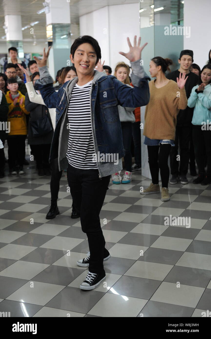 South Korean actor Lee Joon-gi performs at the shooting scene of his movie  "Begin Again" in Shanghai, China, 19 January 2015 Stock Photo - Alamy