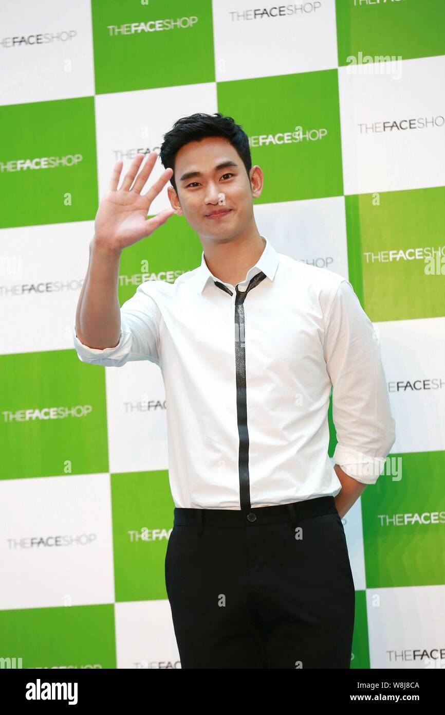 Image Kim Soo Hyun image beautiful image beautiful image beautiful image beautiful - South Korean actor Kim Soo-hyun waves at a ceremony for the 